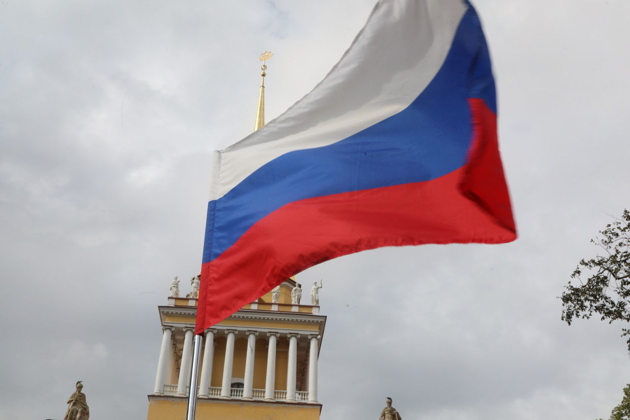 «Известия»: детсады, колледжи и университеты обяжут повесить флаг ...